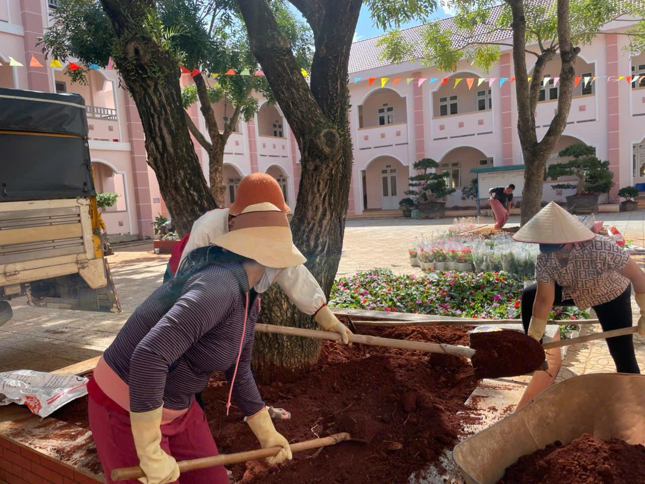 TRƯỜNG TIỂU HỌC ĐINH VĂN 1 TỔ CHỨC LAO ĐỘNG VỆ SINH, TRỒNG HOA CẢI TẠO KHUÔN VIÊN CHUẨN BỊ NĂM HỌC 2025 – 2026